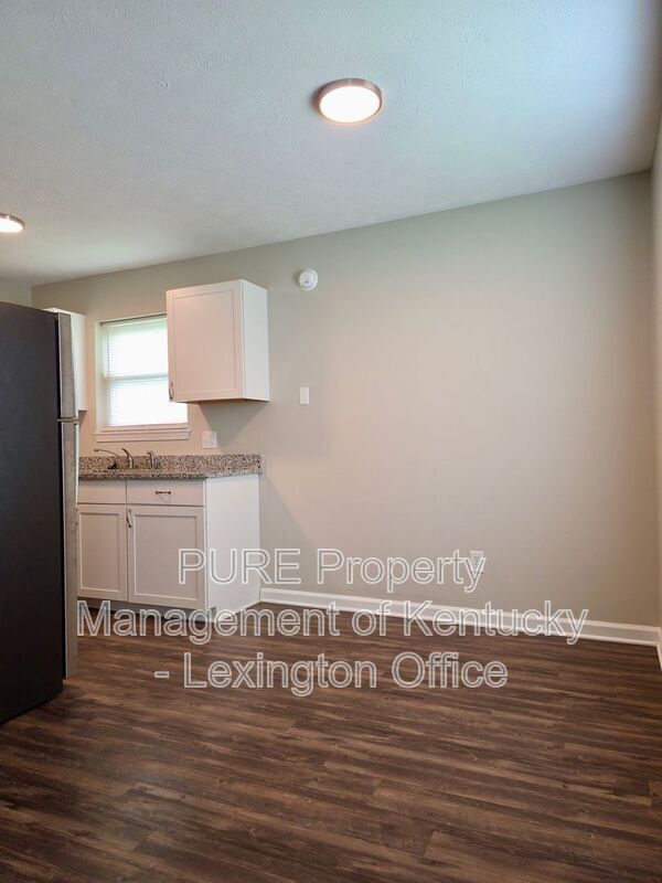 Building Photo - 3793 Camelot Dr