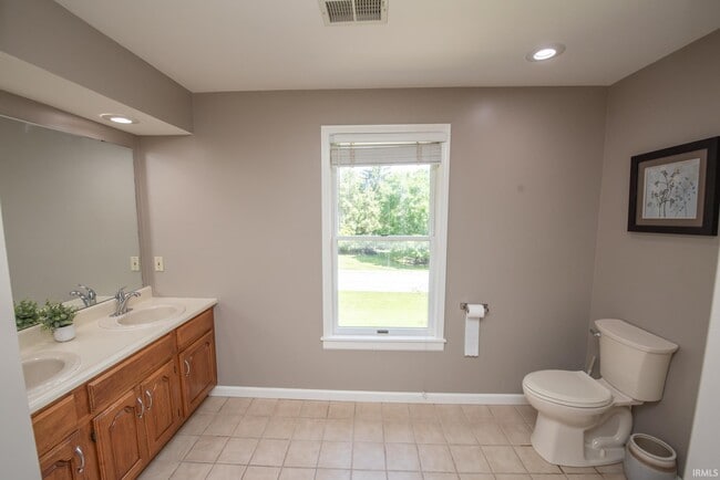 Building Photo - 3801 W Capilano Dr