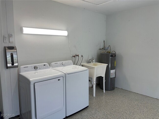 Building Photo - 5917 SW 1st Ct