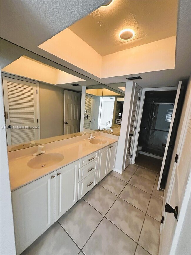 Building Photo - 3111 Pass a Grille Way