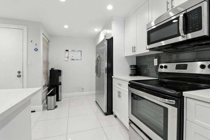 Building Photo - 6 Royal Palm Way