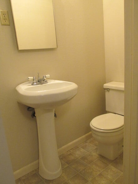 1/2 Bath - 420 W Rocalla Ave