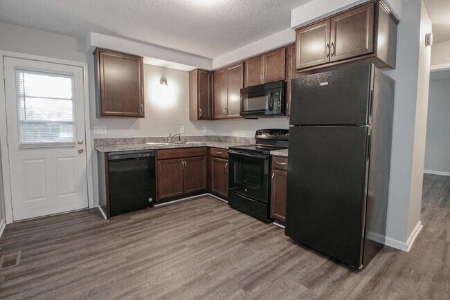 Building Photo - 805 Golf View Pl