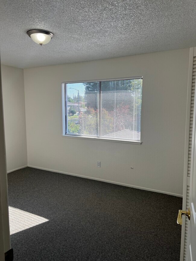 Building Photo - 845 Carro Dr