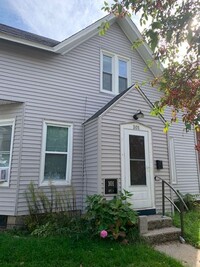 Building Photo - CHARMING 1 BEDROOM, 1 BATHROOM DUPLEX HOUS...