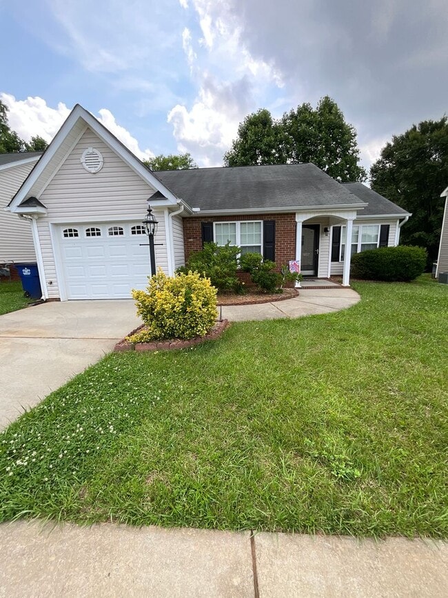Building Photo - Charming One level 3/2 Home in Oakhurst in...