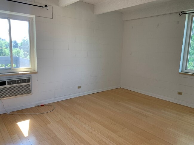 Building Photo - 2 Bedroom 1 Bath Condo With Tons of Charac...