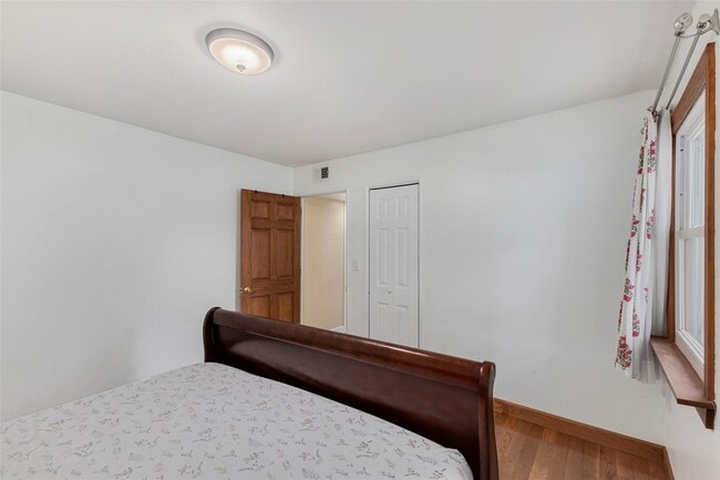 Building Photo - 256 Round Hl Dr