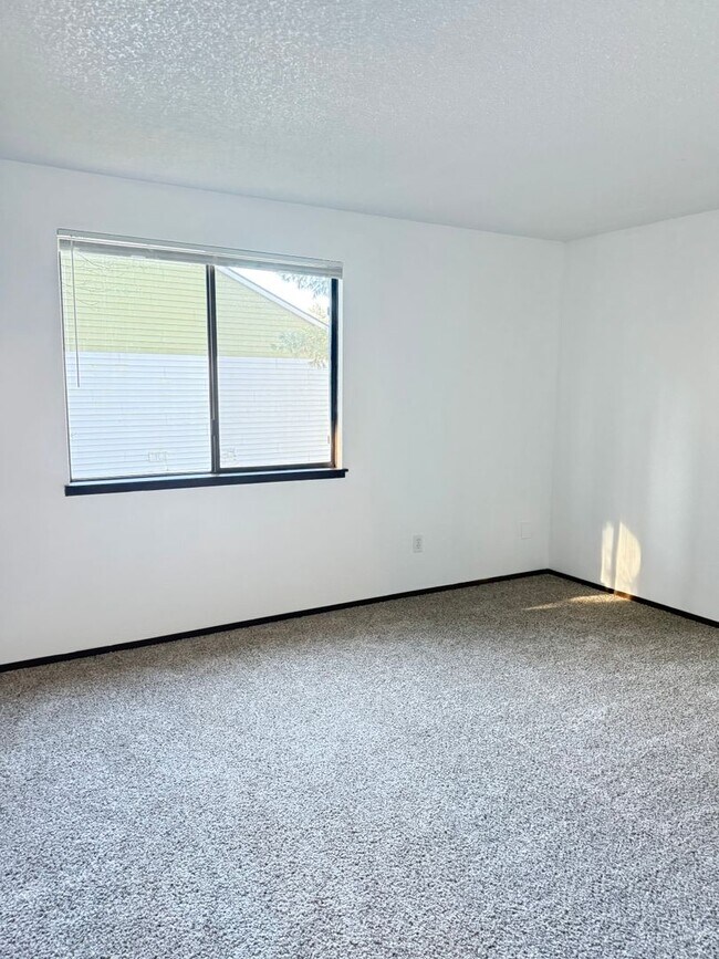 Building Photo - Bright & Beautiful Townhome- Fully Remodeled Kitchen and Bathrooms - Spacious Yard!