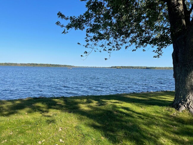 Building Photo - Immediate Move In- Fully Furnished Short T...