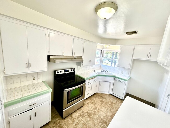 Building Photo - Single Family Home w/Backyard - 3 Bed/1 Bath