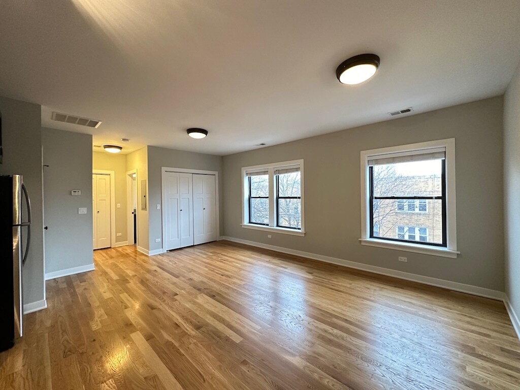 Building Photo - 2208 W Eastwood Ave