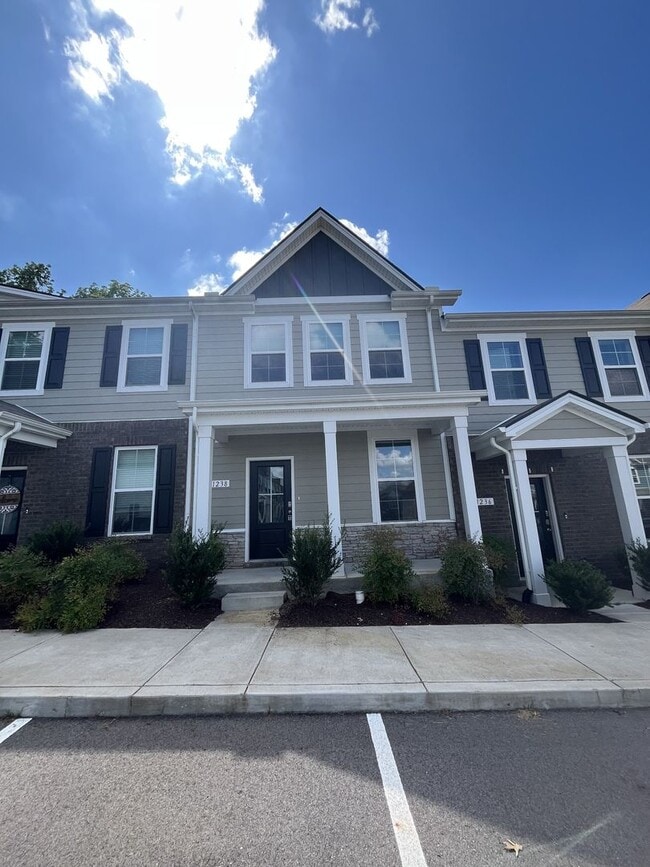 Building Photo - Townhome less than 2 miles from Downtown C...