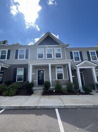 Building Photo - Townhome less than 2 miles from Downtown C...