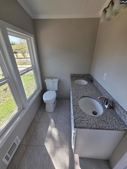 Building Photo - 714 Windy Rd