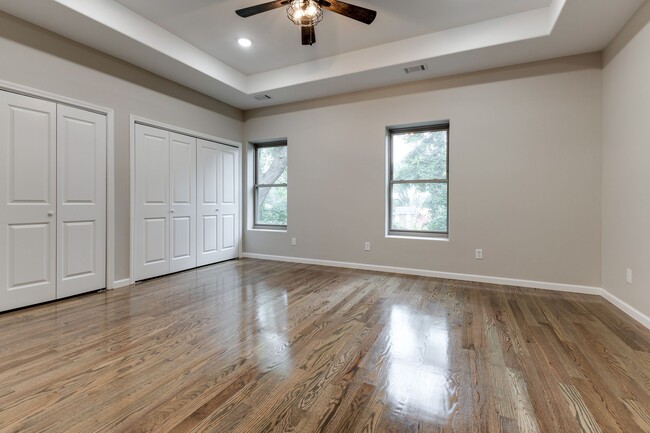 Building Photo - 271 Garry Dr