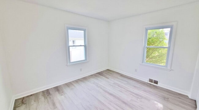 Building Photo - 4 Bed / 2 Bath Single Family Home