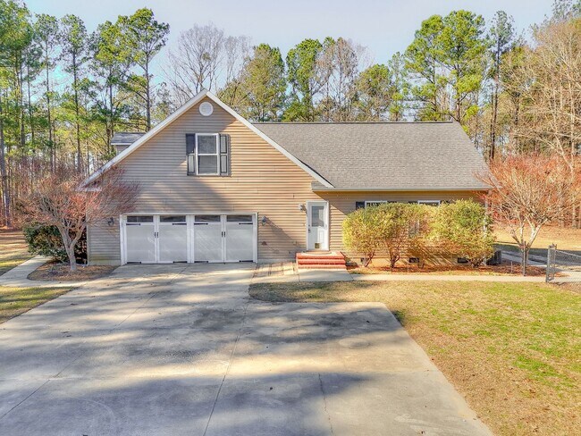 Building Photo - Large House on 3.5 Acres in Harlem