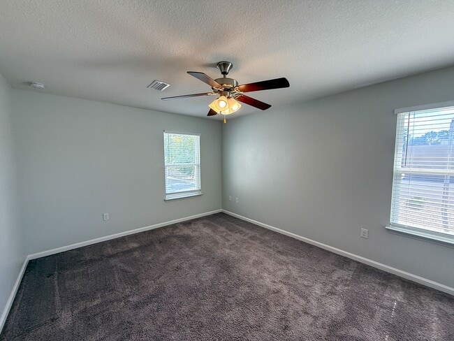 Building Photo - 4 bedroom, 2.5 bath home centrally located...