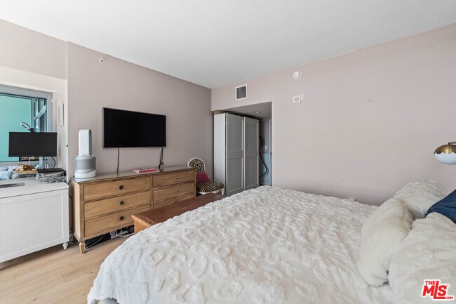 Building Photo - 13700 Marina Pointe Dr