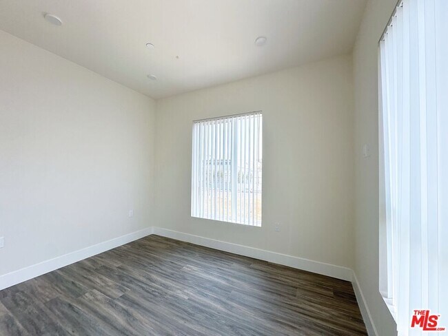 Building Photo - 1037 Dewey Ave