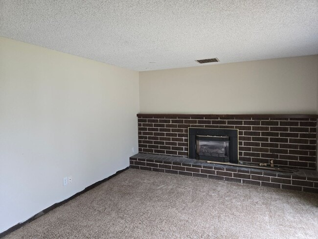 Building Photo - Terrific home, Large Yard, Quiet Street
