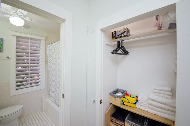 Building Photo - Furnished Studio in Old Town