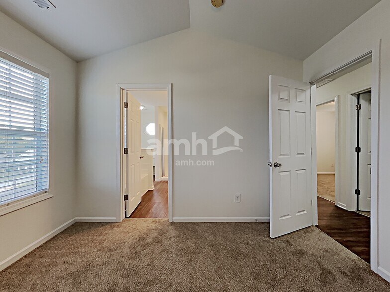 Building Photo - 149 Sawhorse Dr