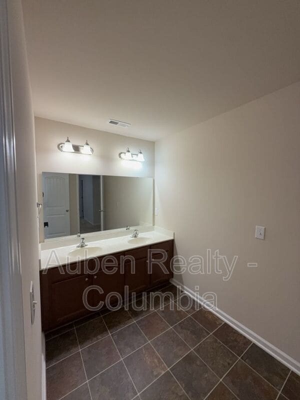 Building Photo - 204 Ashmore Ln
