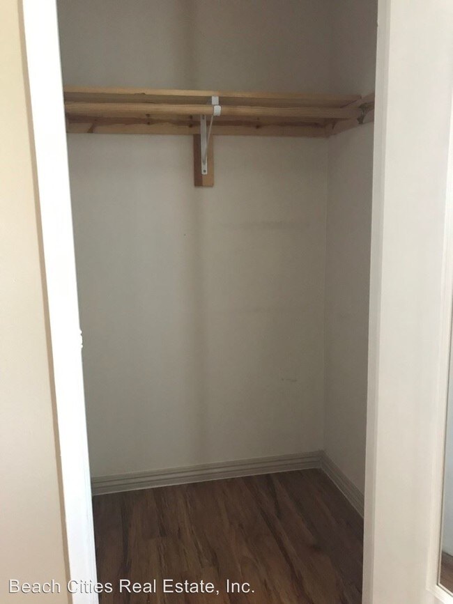 Building Photo - 3 br, 1.5 bath House - 9868 Continental Dr.