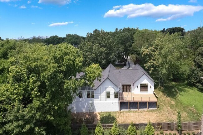 Building Photo - 541 Skyview Dr