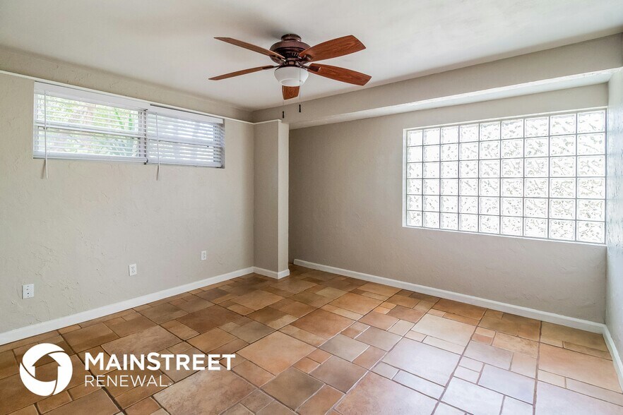 Building Photo - 1197 W Lakeview Cir