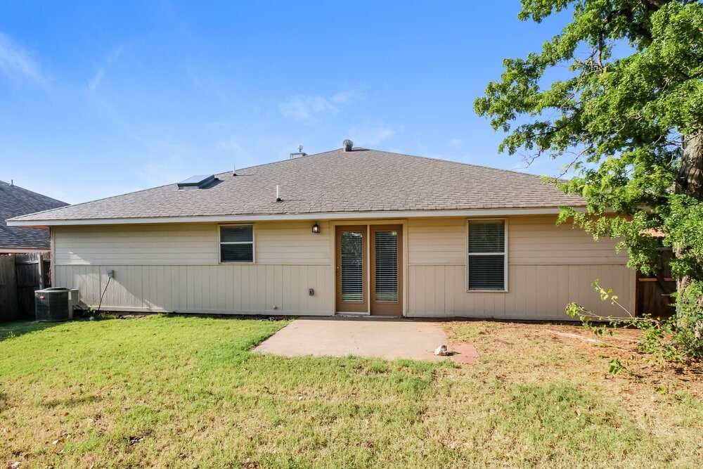 Building Photo - 716 Cavecreek St
