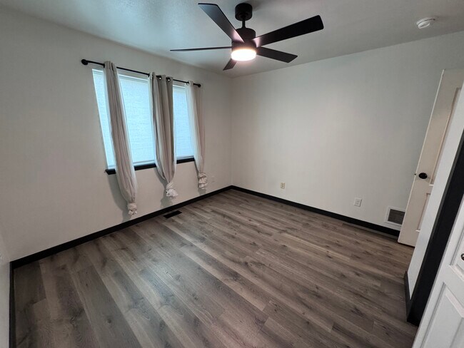 Building Photo - 705 Green Tree Dr