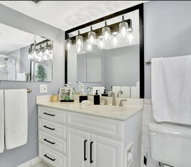 Building Photo - 1050 Hillsboro Mile