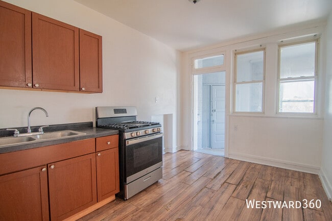 Building Photo - 7831 S Kingston Ave