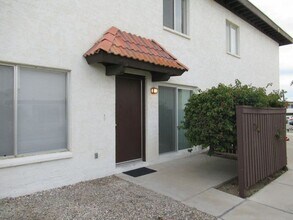 Building Photo - 2 Bedroom - 2 Bath in the Los Lagos Community