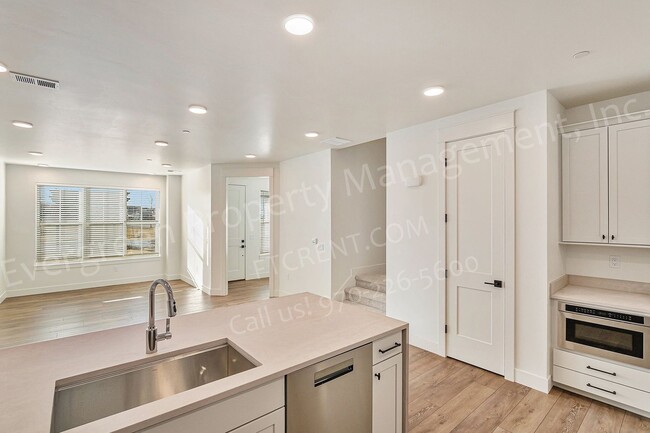 Building Photo - Beautiful Townhome in Kechter Farms!