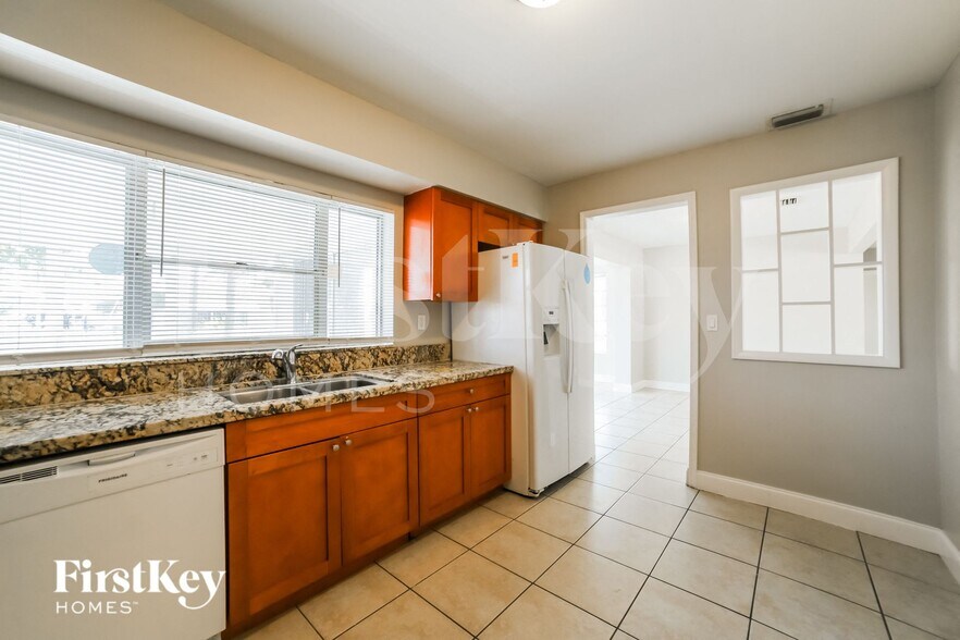 Building Photo - 2807 Utopia Dr