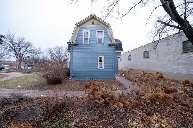 Building Photo - 128 2nd Ave W