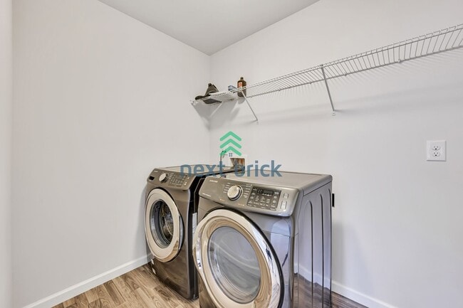 Building Photo - Spacious 5 bedrooms and 3 bathrooms Cul-de...