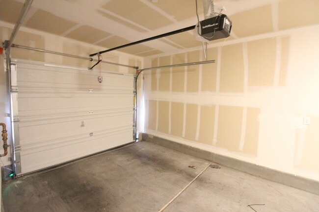 Building Photo - THREE BEDROOMS ALL WITH PRIVATE BATHROOMS