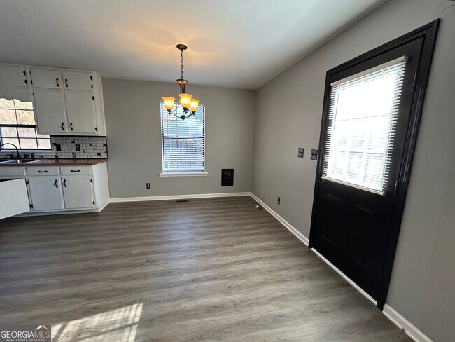 Building Photo - 3544 Lakeview Dr