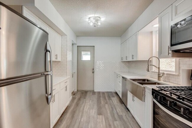 Building Photo - 6 bedroom 2 bathroom available 06/01/2026