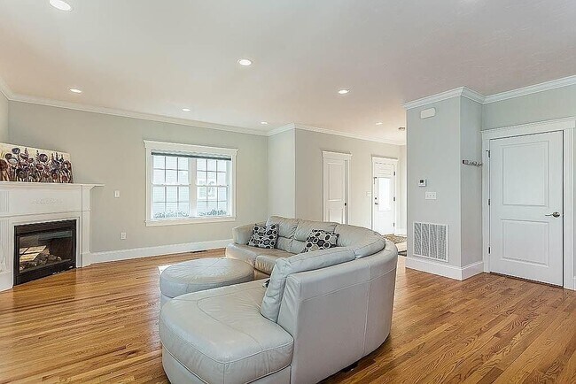 Building Photo - 19 Shean Rd