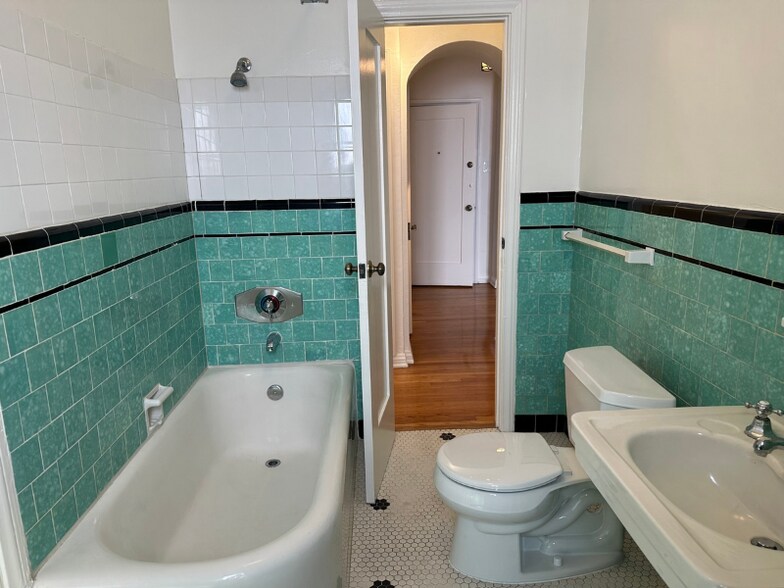 Building Photo - 415 Cloverdale Ave