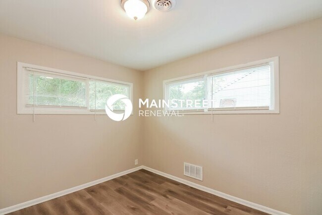 Building Photo - 3 Bedroom Pet-Friendly Home in Kansas City, MO with Main Street Renewal