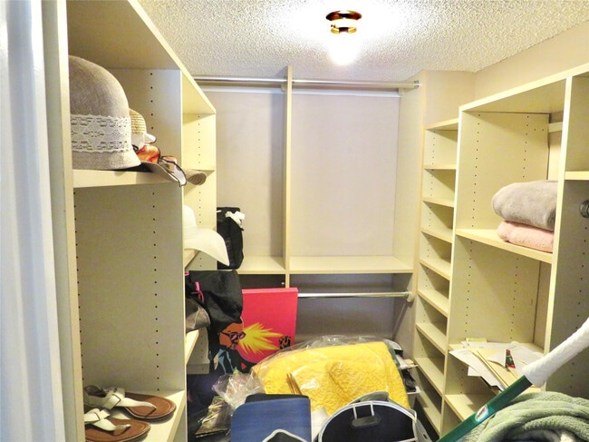 Building Photo - 2601 S Palm Aire Dr