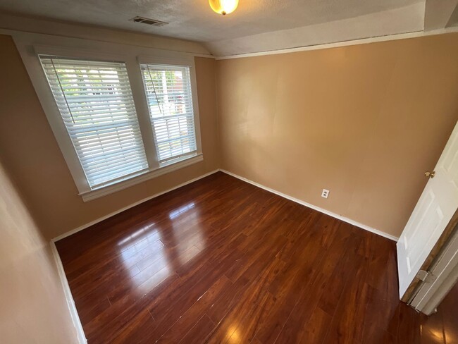 Building Photo - 4 Bedroom Home available in High Point!