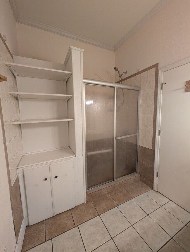 Building Photo - Huge 3 Bedroom/ 2 Bath Upstairs Apartment